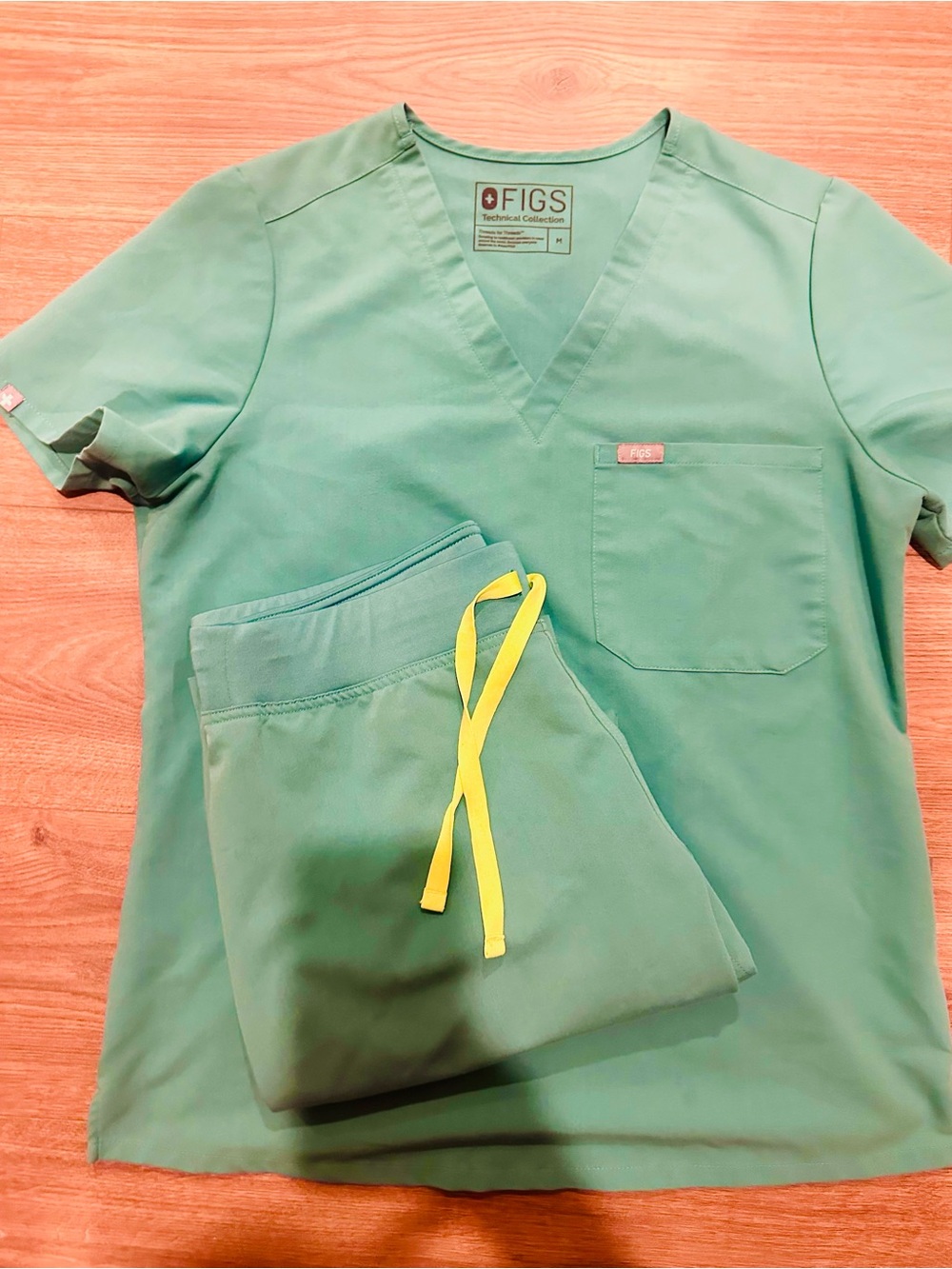 FIGS surgical green scrub set